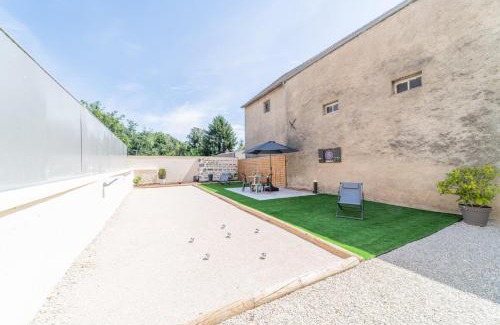 Corgoloin House | Côté Cour, 3 chambres, terrasses, jardin privé avec terrain de pétanque, cave voutée