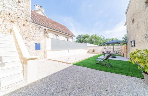 Corgoloin House | Côté Cour, 3 chambres, terrasses, jardin privé avec terrain de pétanque, cave voutée