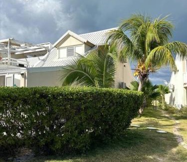 Nettle Bay House | Côté Mer Wonderfull 2 bedrooms beachfront Nettle bay Beach Club