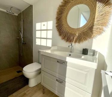 Nettle Bay House | Côté Mer Wonderfull 2 bedrooms beachfront Nettle bay Beach Club