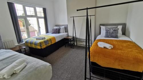 Cannock House | C Amazing 5 Beds Sleeps 7 For Worker or Families by Your Night Inn Group