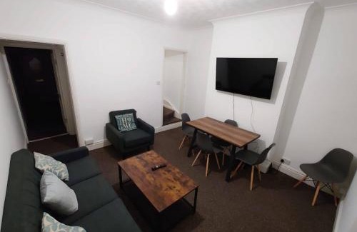 Cannock House | C Amazing 5 Beds Sleeps 7 For Worker or Families by Your Night Inn Group