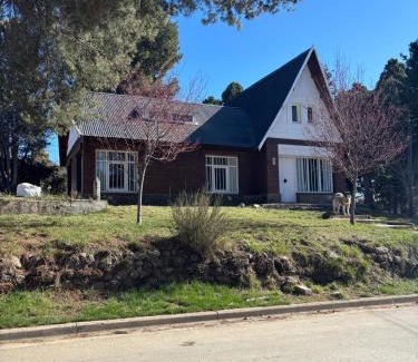 Alumine House | Cabaña para 4 personas, zona centro, vista al Rio Aluminé