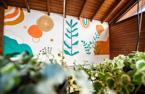 Vila Esperanca House | Cabana Perfeita a 800m da Praia - Lareira externa, Quintal Amplo, Pet Friendly, Ar condicionado, Netflix e Conforto completo