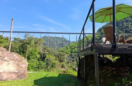 Vespasiano Correa House | Cabanas V13, segundo maior viaduto do mundo! Com ar