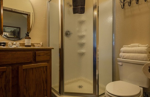 Waco Cabin | Cabin 1 Rental 15 minutes from Magnolia and Baylor