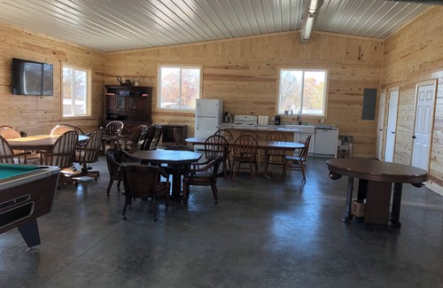 Piedmont Cabin | Cabin #122 LodgeForAllSeasons 1/2 mile-2 min drive to a marina & Clearwater Lake