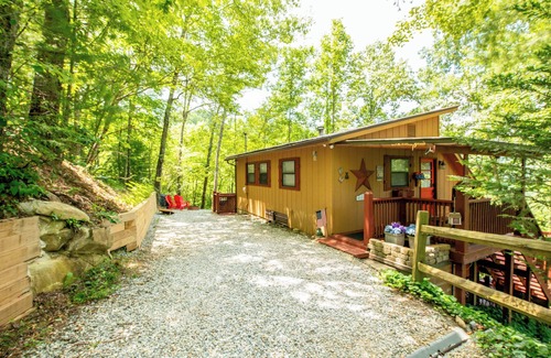 Almond Cottage | Cabin 16 Mi to Polar Express: Hot Tub + Mtn Views