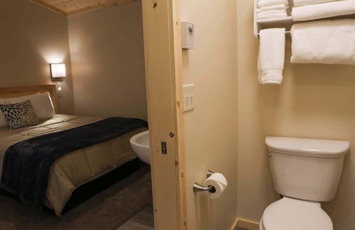 Fishhook Cabin | Cabin #2- Scenic Views and Comfortable beds!