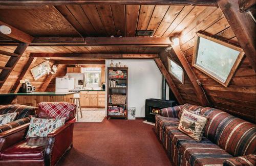 Warnick House | Cabin 54 - A Nostalgic and Rustic Mountain Retreat