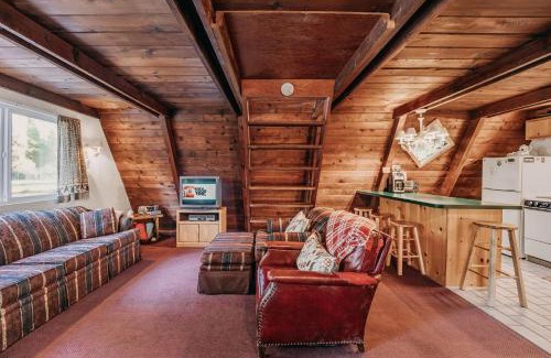 Warnick House | Cabin 54 - A Nostalgic and Rustic Mountain Retreat