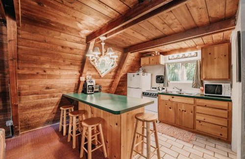 Warnick House | Cabin 54 - A Nostalgic and Rustic Mountain Retreat