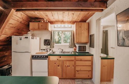 Warnick House | Cabin 54 - A Nostalgic and Rustic Mountain Retreat