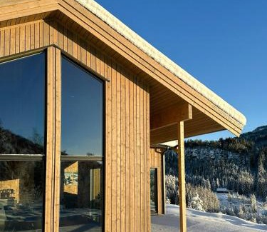 Luster House | Cabin Embraced By Extrairdinary Nature