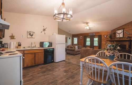 Royal Cabin | Cabin G at Safe Harbor Brady Mountain on Lake Ouachita!