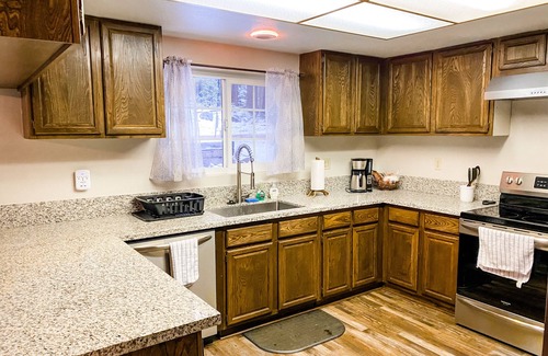 Shaver Lake House | Cabin in the heart of the village with WiFi - 4 bedrooms plus kid loft