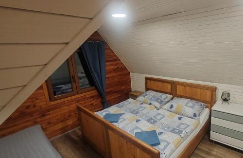 Mlynceky Ski Chalet | Cabin near forest