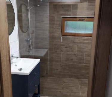 Mlynceky Ski Chalet | Cabin near forest