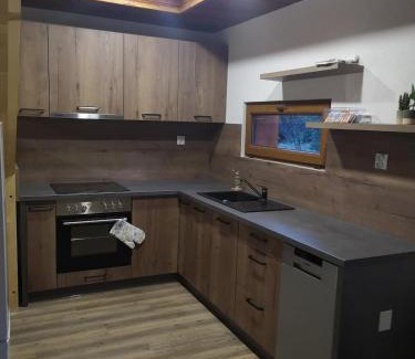 Mlynceky Ski Chalet | Cabin near forest