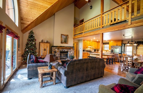 Kamas Cabin | Cabin Near Park City & Mirror Lake -Sleeps 15-Hot Tub-Arcade-Putting Green