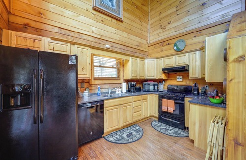 Apple Ridge Cabin | Cabin on 22 Acres w/Patio - 3 Mi to Blowing Rock!