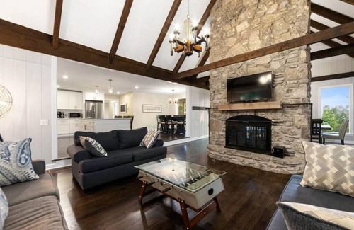 Hendersonville Apartment | Cabin on the Hill - North Nashville Stunner!