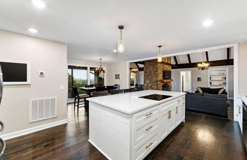 Hendersonville Apartment | Cabin on the Hill - North Nashville Stunner!