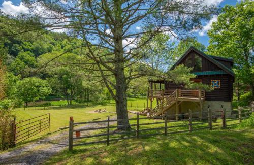 Lansing House | Cabin on the New River with Easy Steps to the River,Hot Tub, Fire Pit