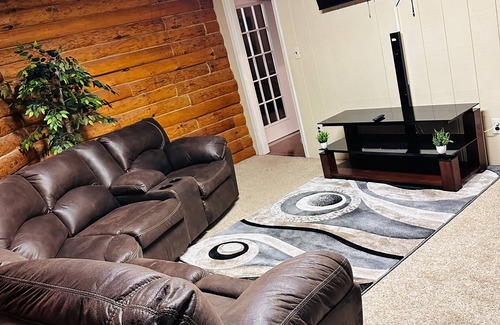 Wetumpka Cabin | Cabin Retreat 10 min to the Casino & Downtown Water Park White Water Rafting!