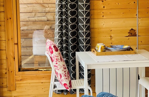 Bradford-on-Avon Cabin | Cabin Retreat Close to town centre and train station, 12 min train to Bath.