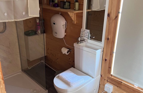 Bradford-on-Avon Cabin | Cabin Retreat Close to town centre and train station, 12 min train to Bath.