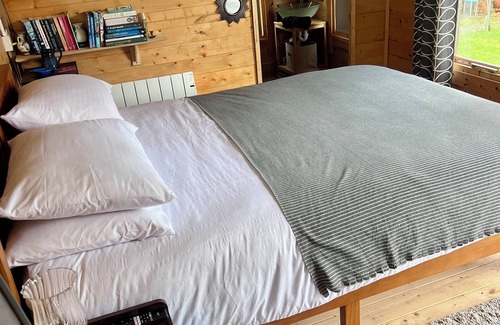 Bradford-on-Avon Cabin | Cabin Retreat Close to town centre and train station, 12 min train to Bath.