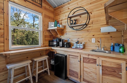 Mid America Cabin | Cabin #4 @ Rock Creek Cabins! Kin Bed! 15 min. from National Park! Pet Friendly!