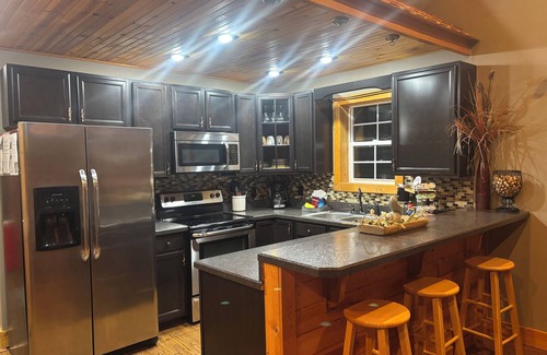 Eckerty Cabin | Cabin with amazing views & fully stocked pond for fishing minutes from Patoka