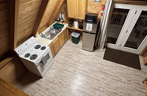 Keslers Cross Lanes Cabin | Cabin with Hot Tub & Pet Friendly