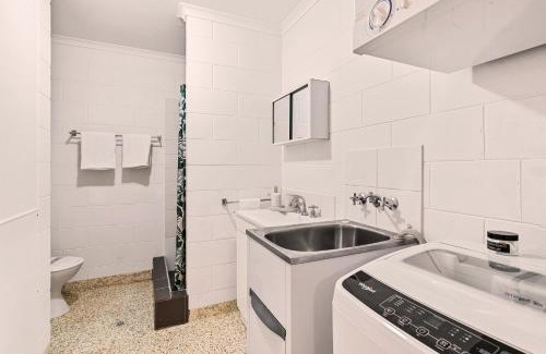Edge Hill Apartment | Cairns Retro Studio Charm in Edge Hill