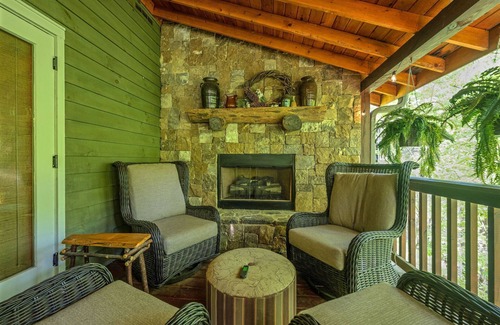 McCaysville Cabin | Calming Creekfront Cabin