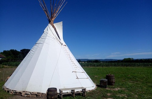 Oussieres Other | Camping sauvage à la ferme dans un tipi de 8 à 15 personnes