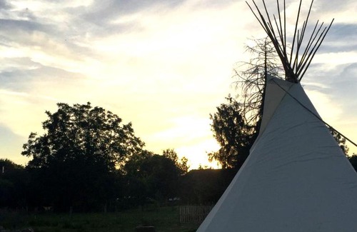 Oussieres Other | Camping sauvage à la ferme dans un tipi de 8 à 15 personnes