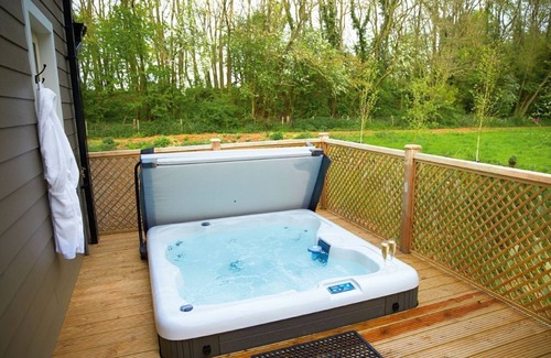 Pattiswick Cabin | Campion Lodge holiday cottage is located near Colchester and set in some amazing natural beauty.