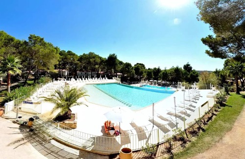 Castelnau-de-Guers House | Campsite Residential La Pinède * - Blueberry PREMIUM-2 bedrooms 32m2- *Clim, terrace, TV* 4 persons