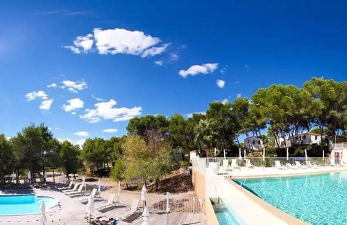 Castelnau-de-Guers House | Campsite Residential La Pinède * - Blueberry PREMIUM-2 bedrooms 32m2- *Clim, terrace, TV* 4 persons