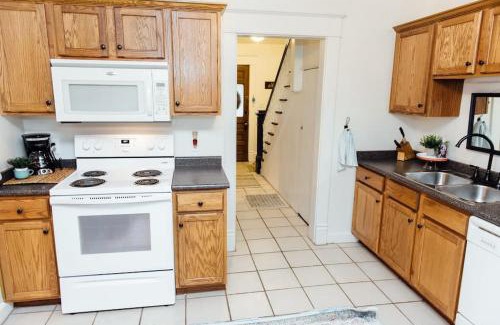 Ames Apartment | Campus Downtown WiFi Near Starbucks Superhosts