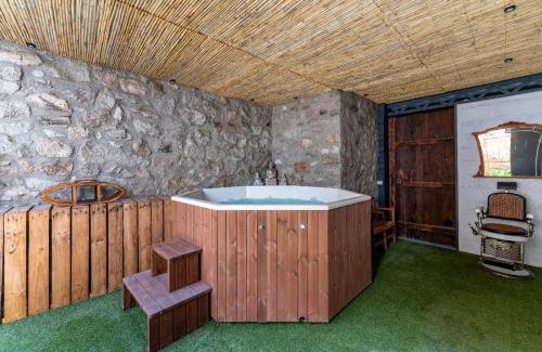 Torroella de Fluvia House | Can Salva amb Jacuzzi privat
