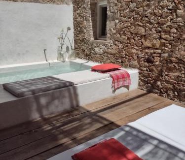 Sant Jordi Desvalls House | CAN TANDO Restored catalan old barn to enjoy peaceful rural simplicity