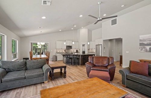 Deschutes River Woods House | Canal Front, Relaxing and Serene