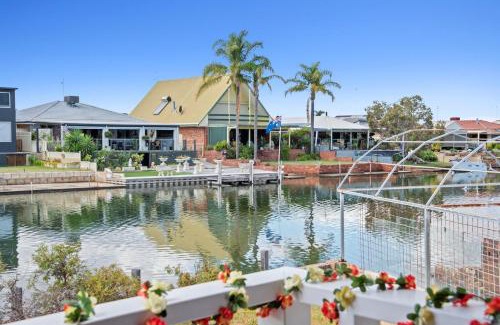 South Yunderup House | Canal Tranquillity - Restful Water Retreat