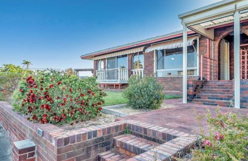 South Yunderup House | Canal Tranquillity - Restful Water Retreat