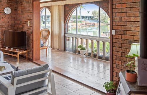 South Yunderup House | Canal Tranquillity - Restful Water Retreat