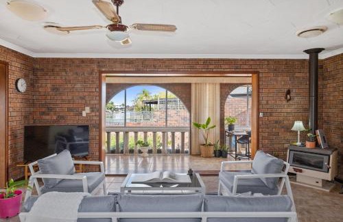 South Yunderup House | Canal Tranquillity - Restful Water Retreat